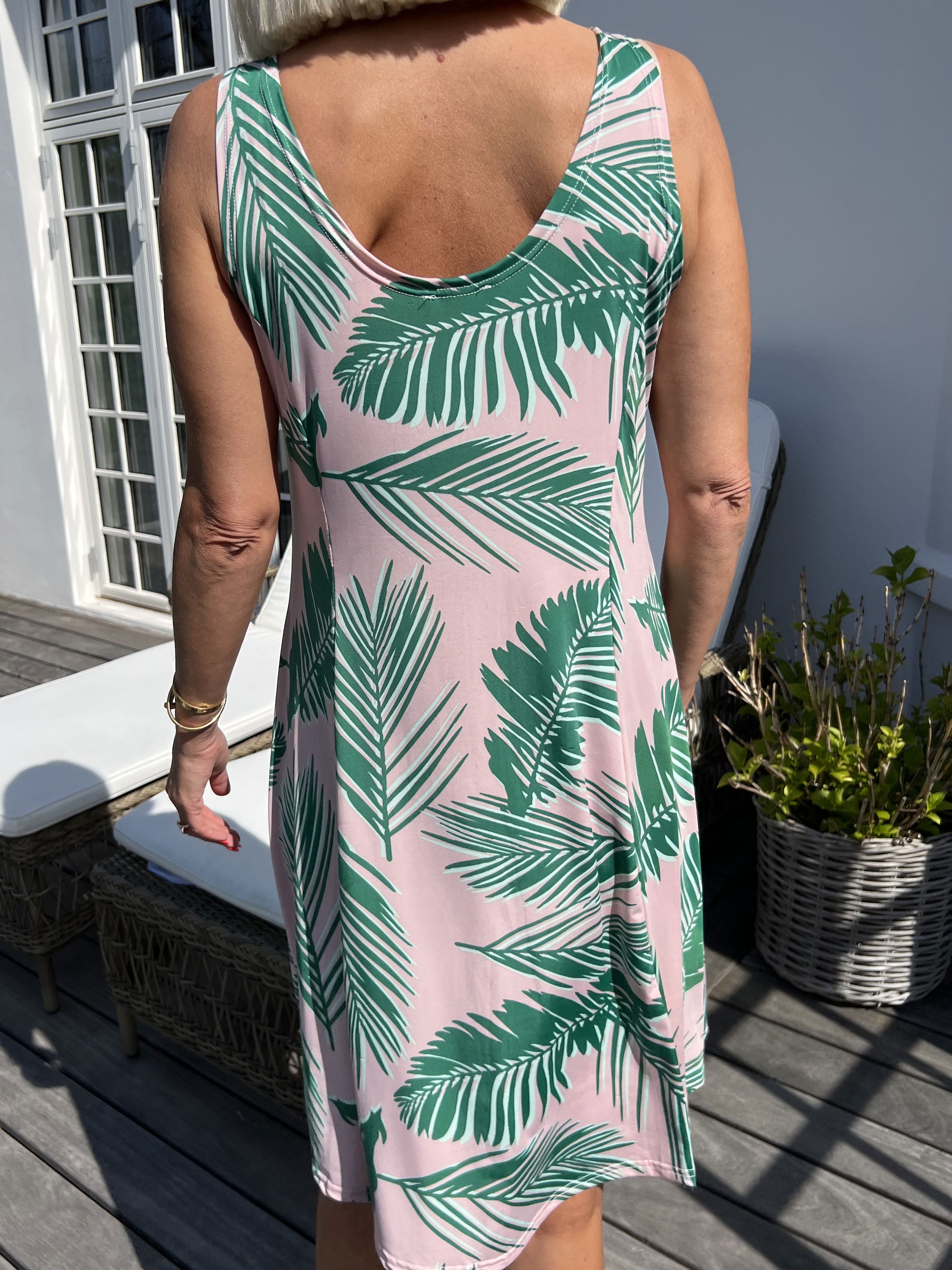 Maj Forest - Sød elastisk sommerkjole med bladmønster